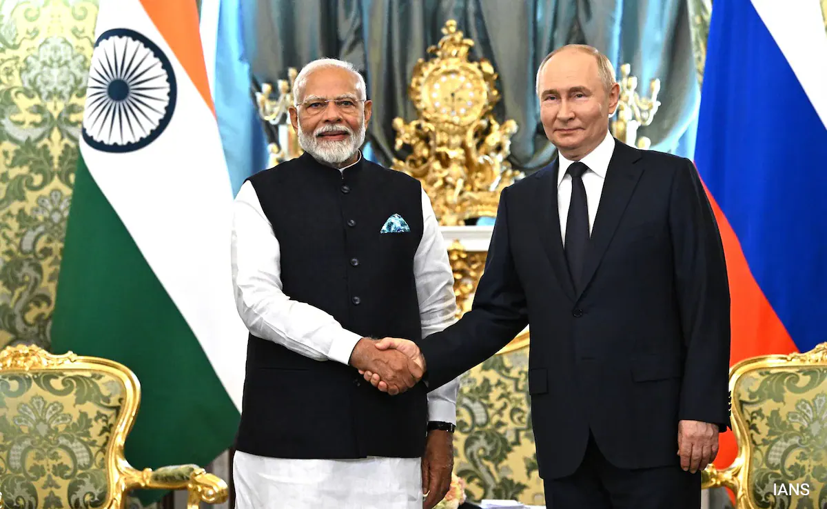 jhf0v90g_narendra-modi-vladimir-putin-modi-putin-ians_625x300_05_December_24